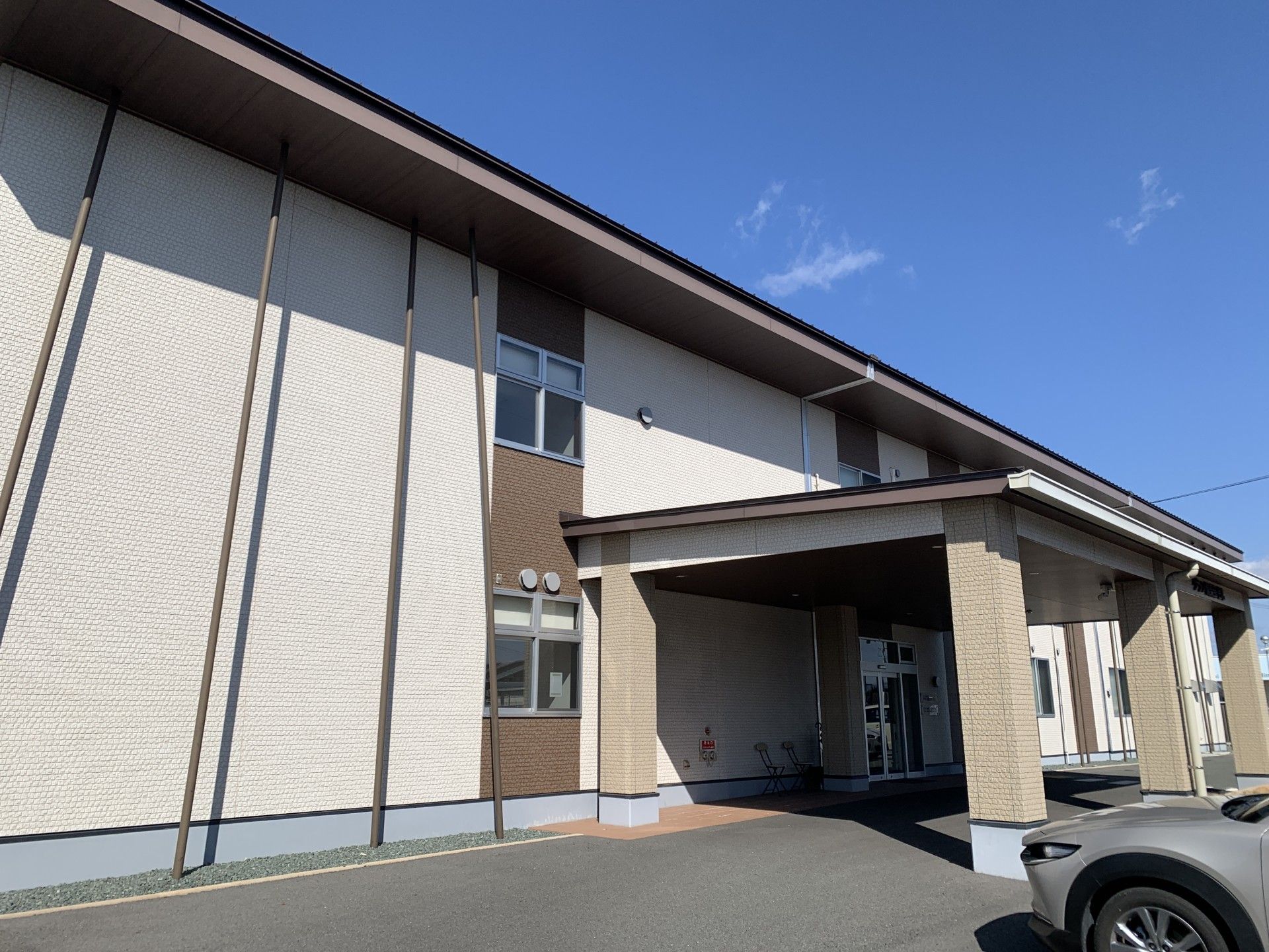 広いエントランスの建物