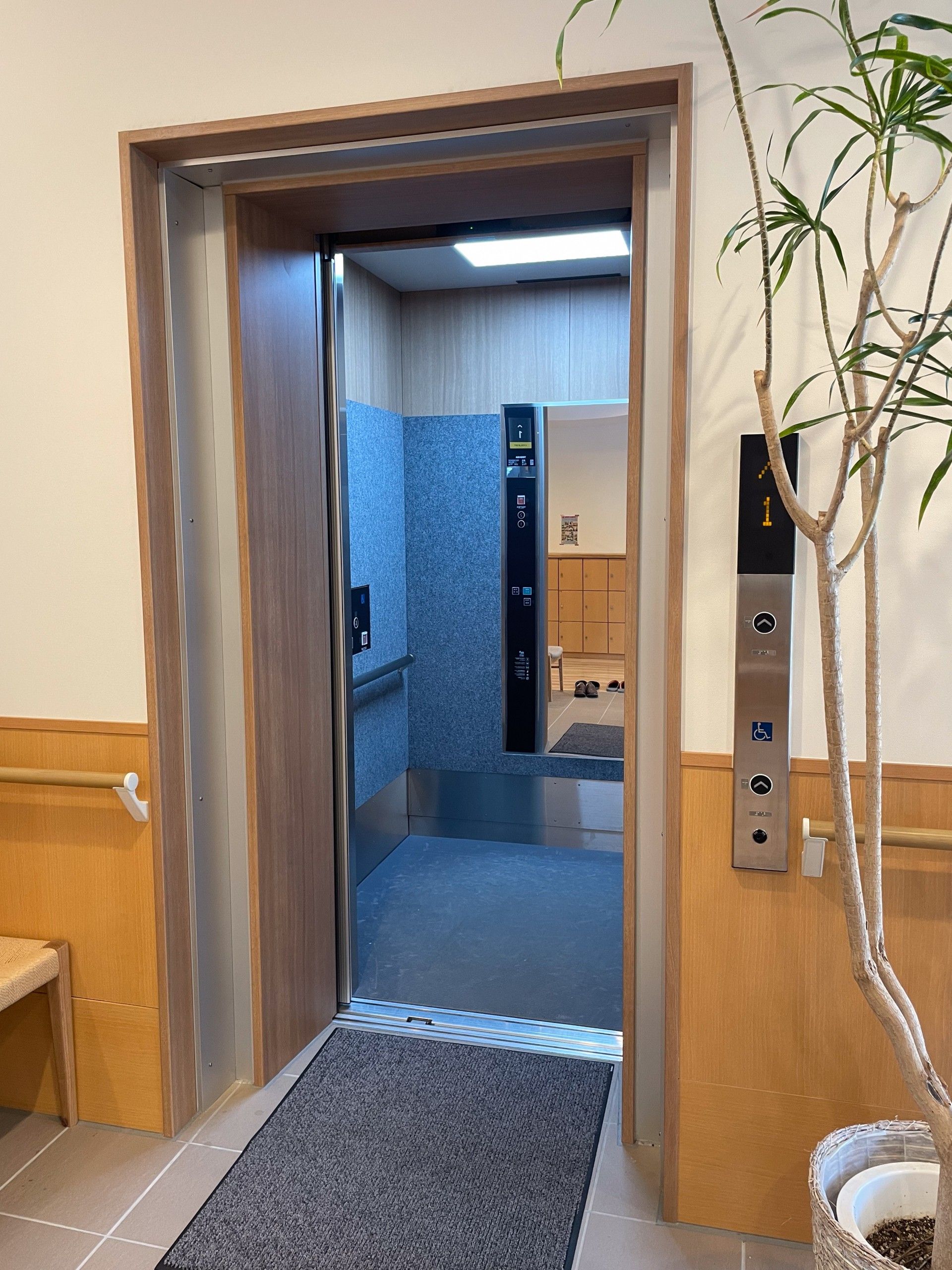 開いたエレベーターの扉