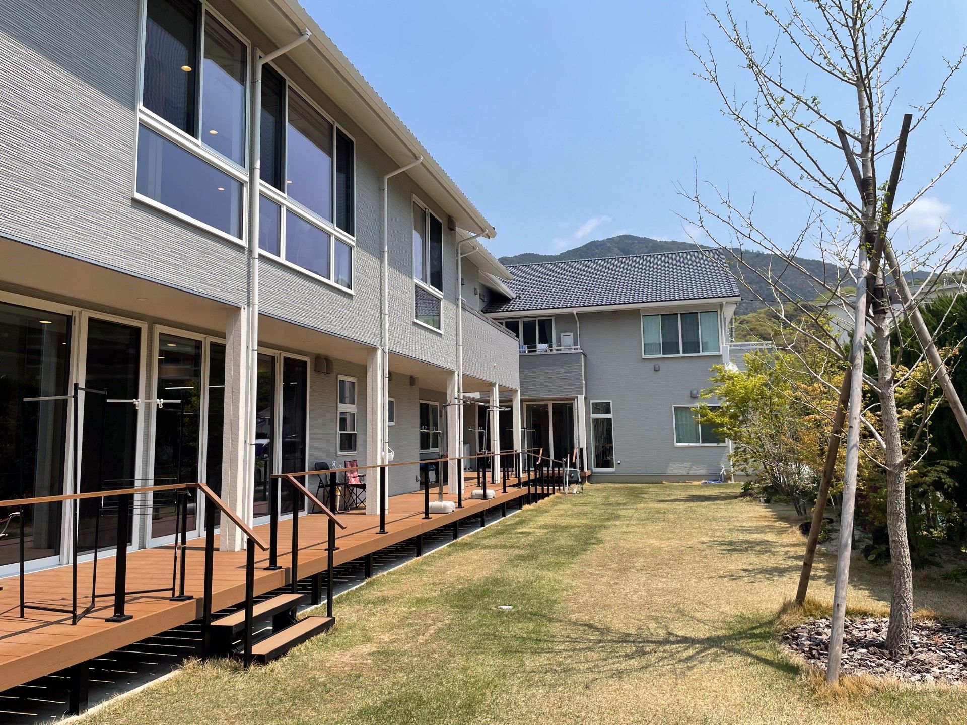 庭に面した建物の外観