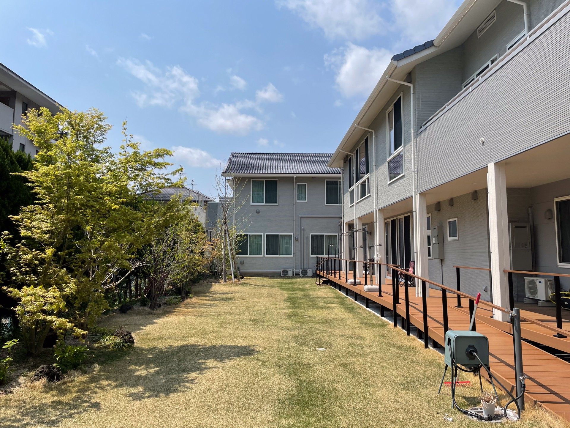 緑豊かな庭と建物