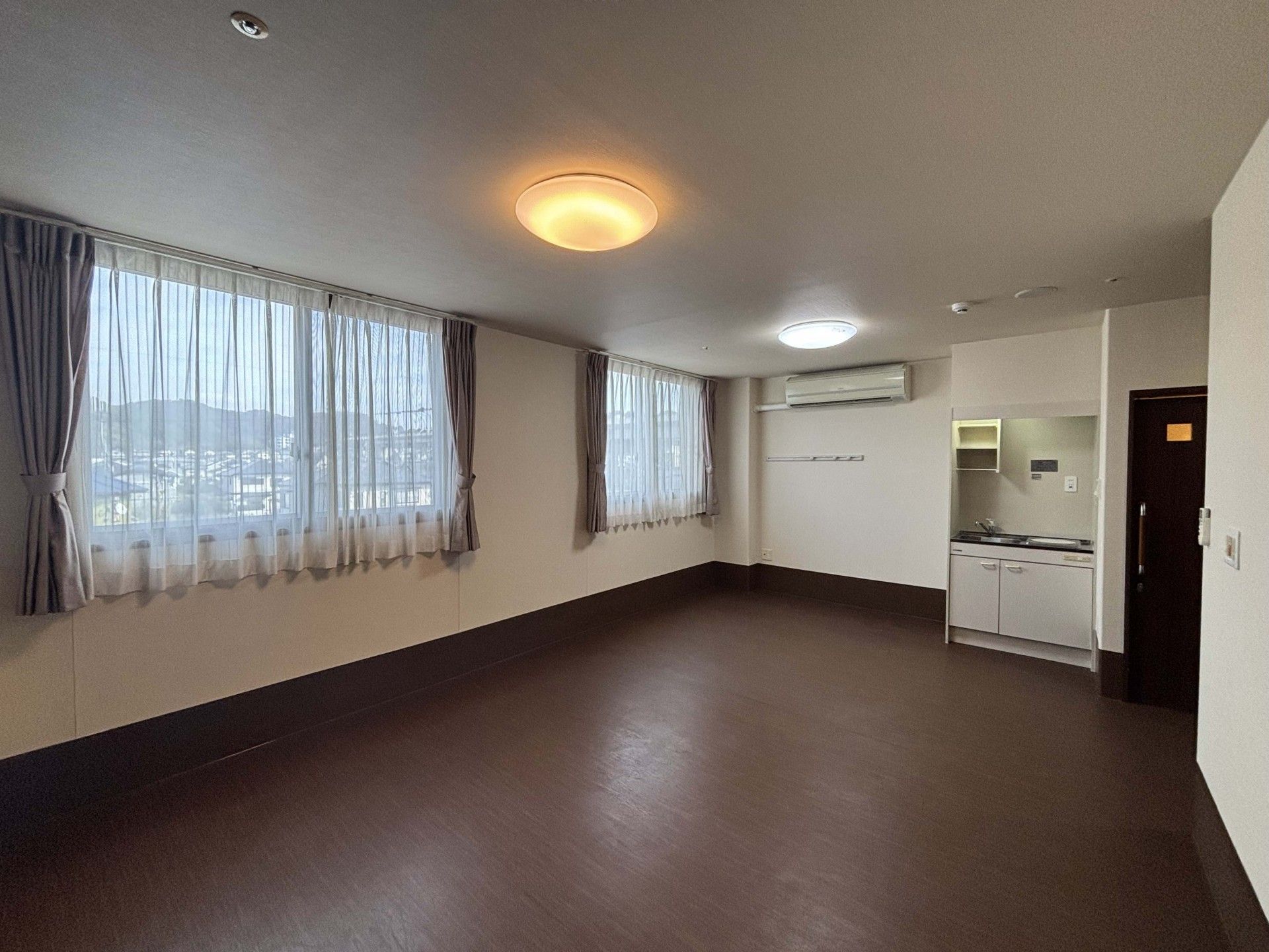 広い窓のある居室