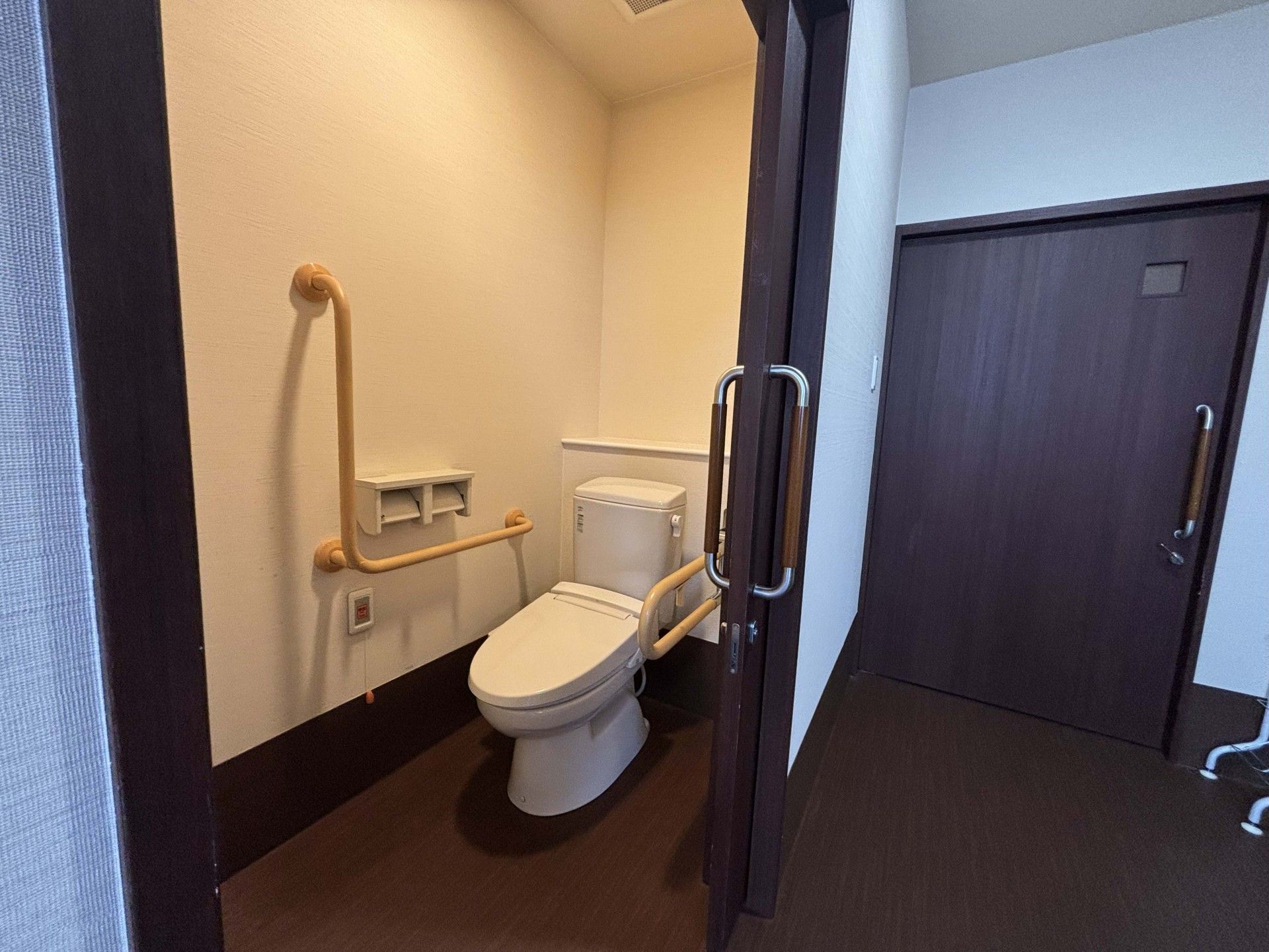 手すり付きのトイレ