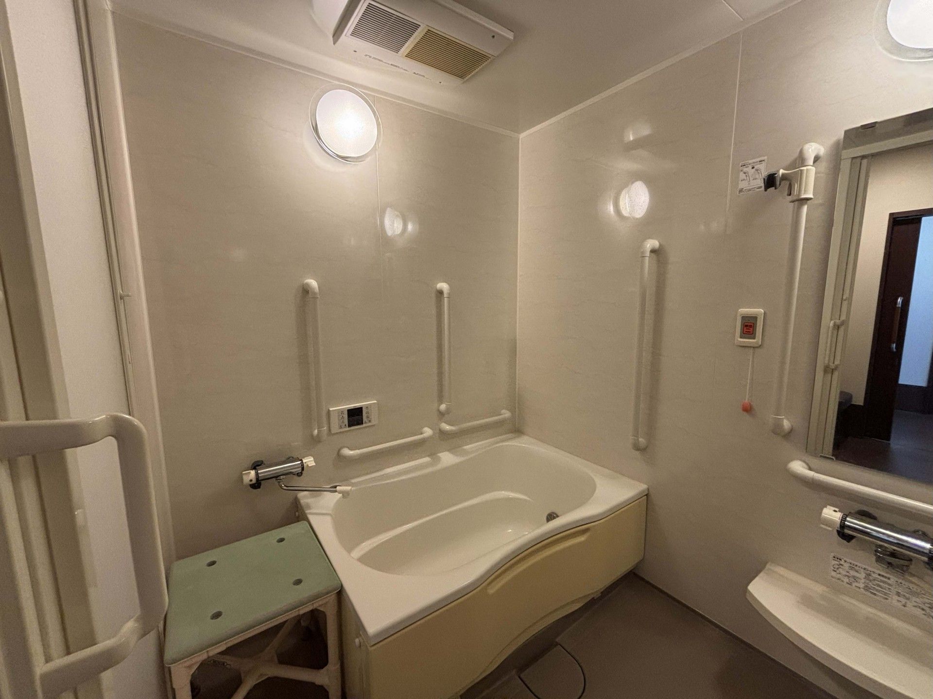 手すり付きの浴室