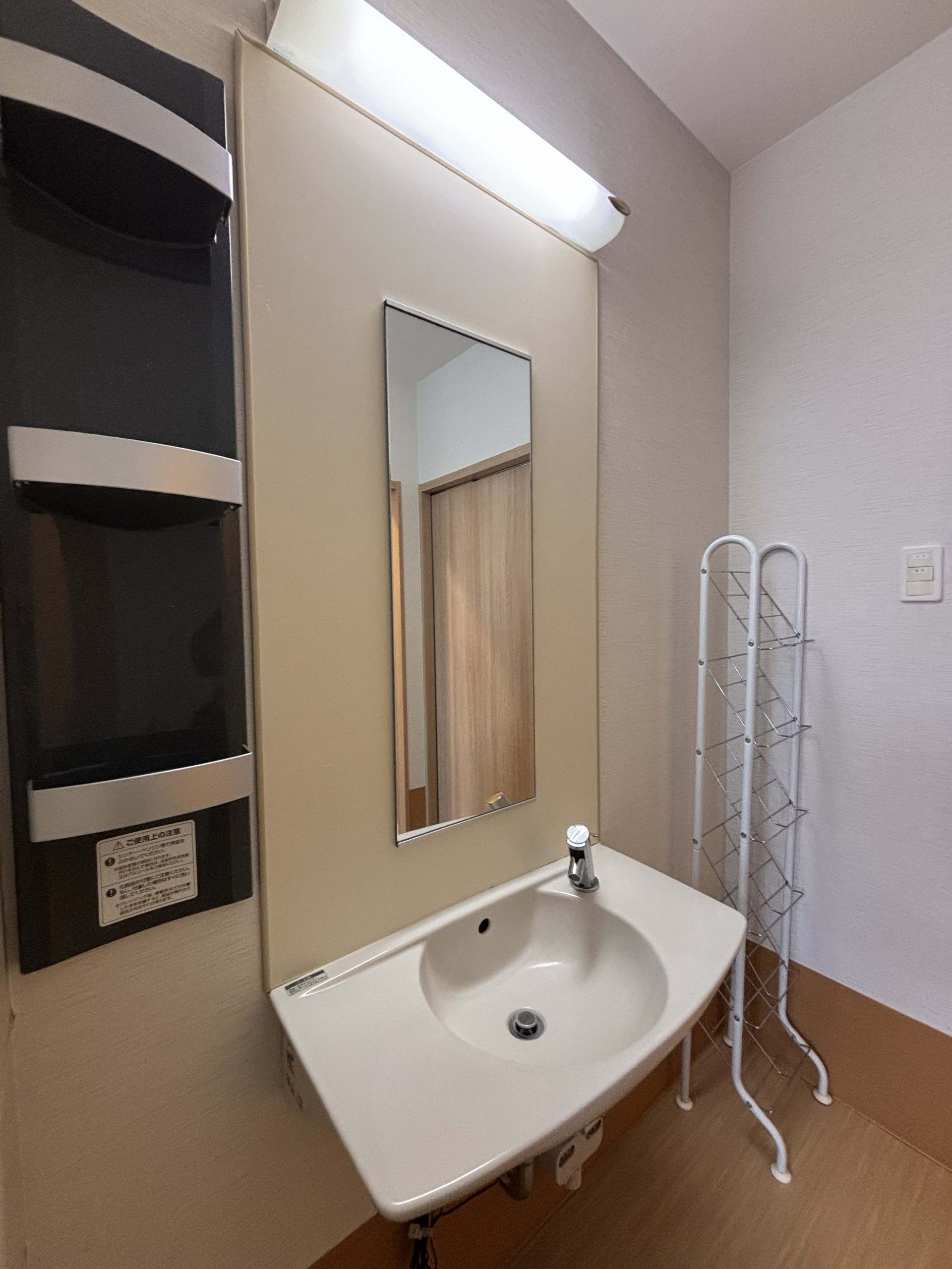 洗面台と鏡のある空間