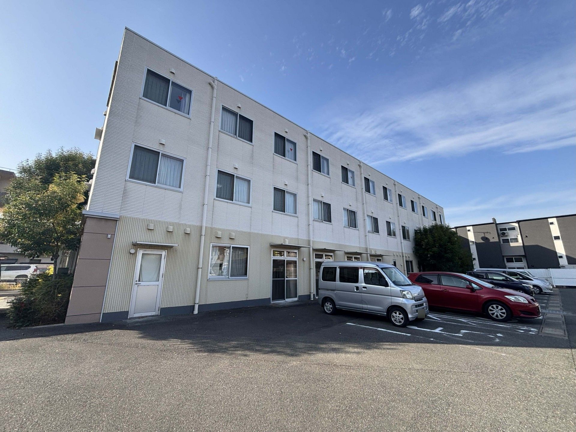 駐車場のある建物外観