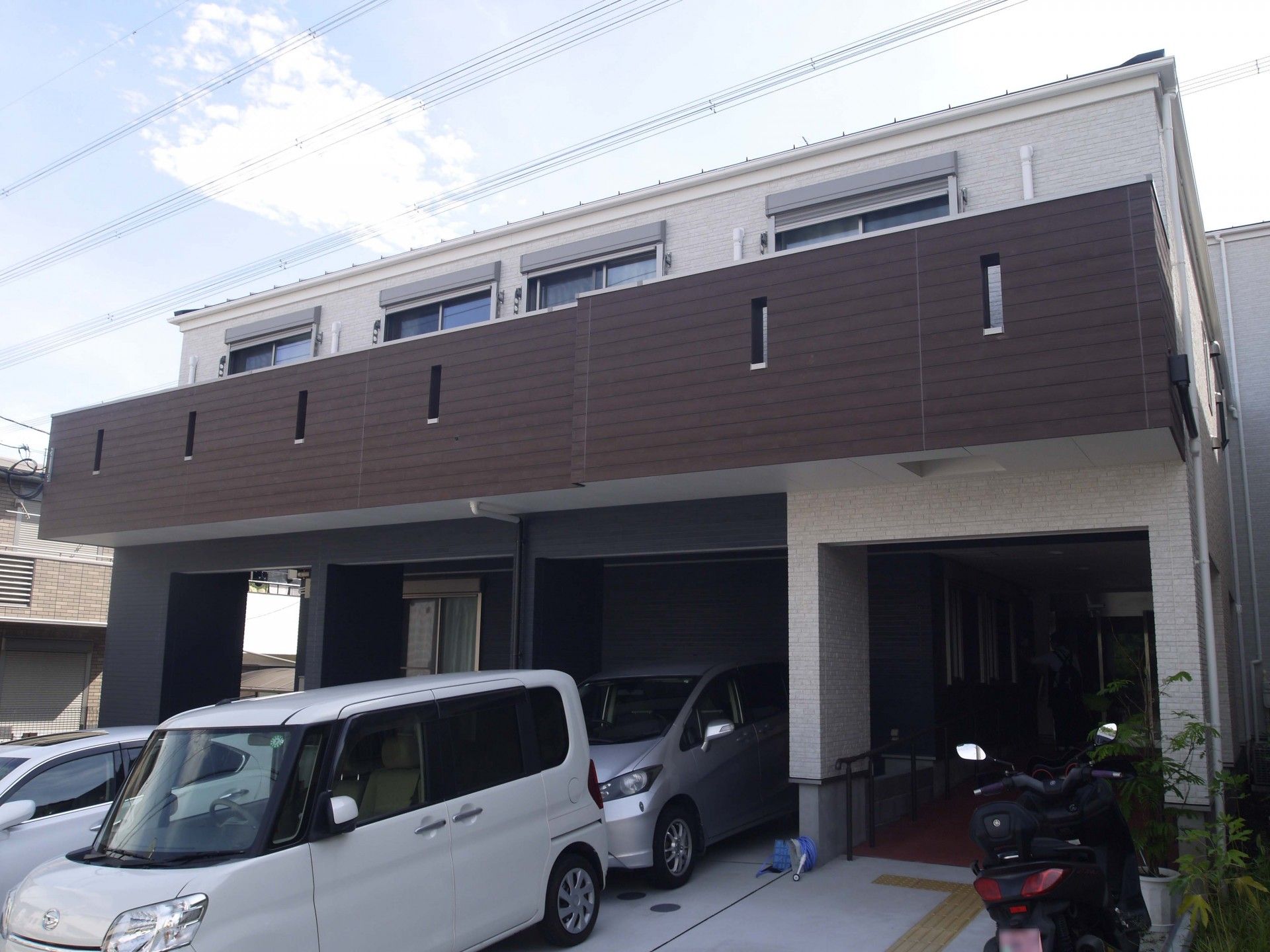 モダンな外観の建物入口