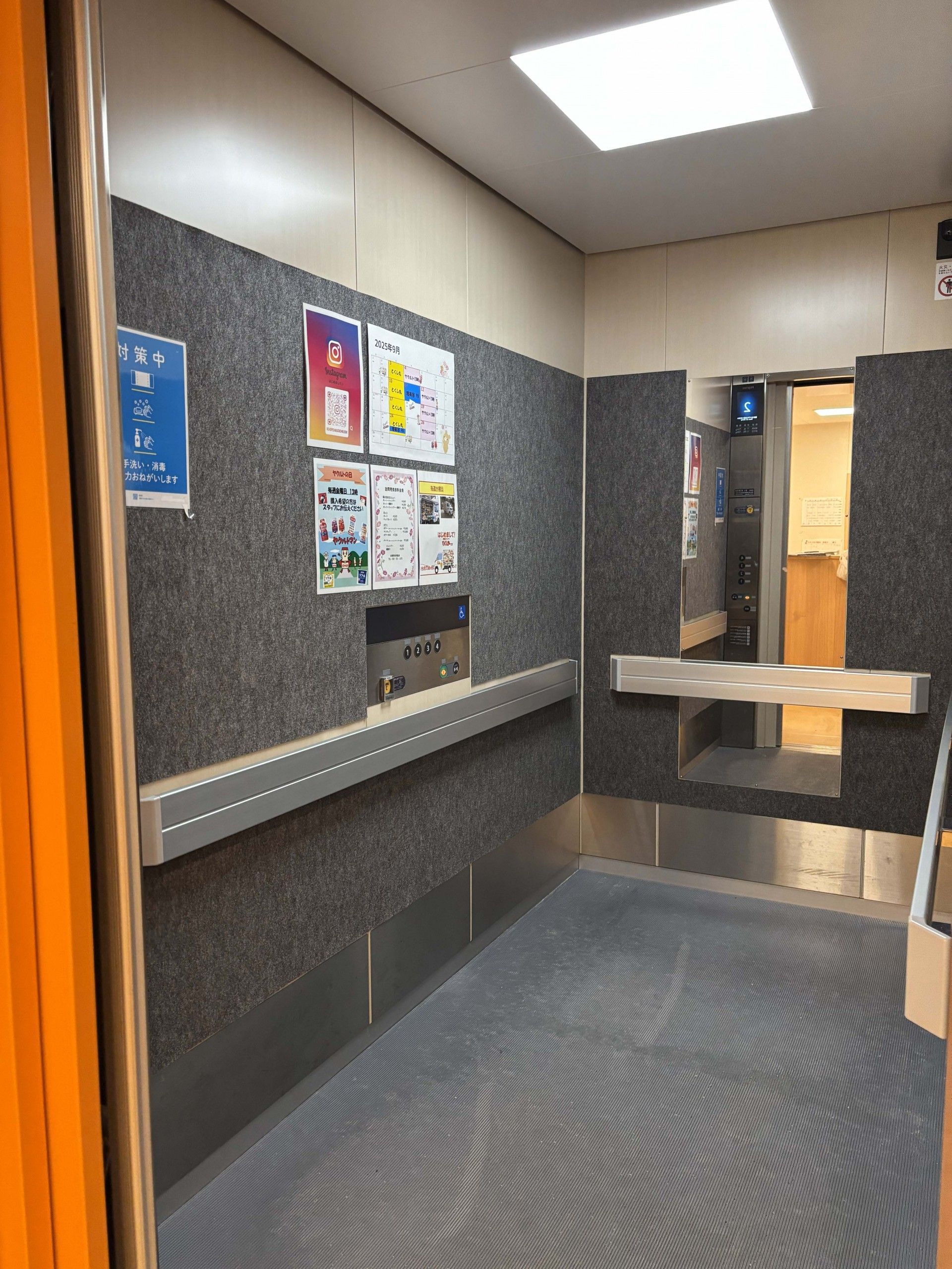 広々としたエレベーター