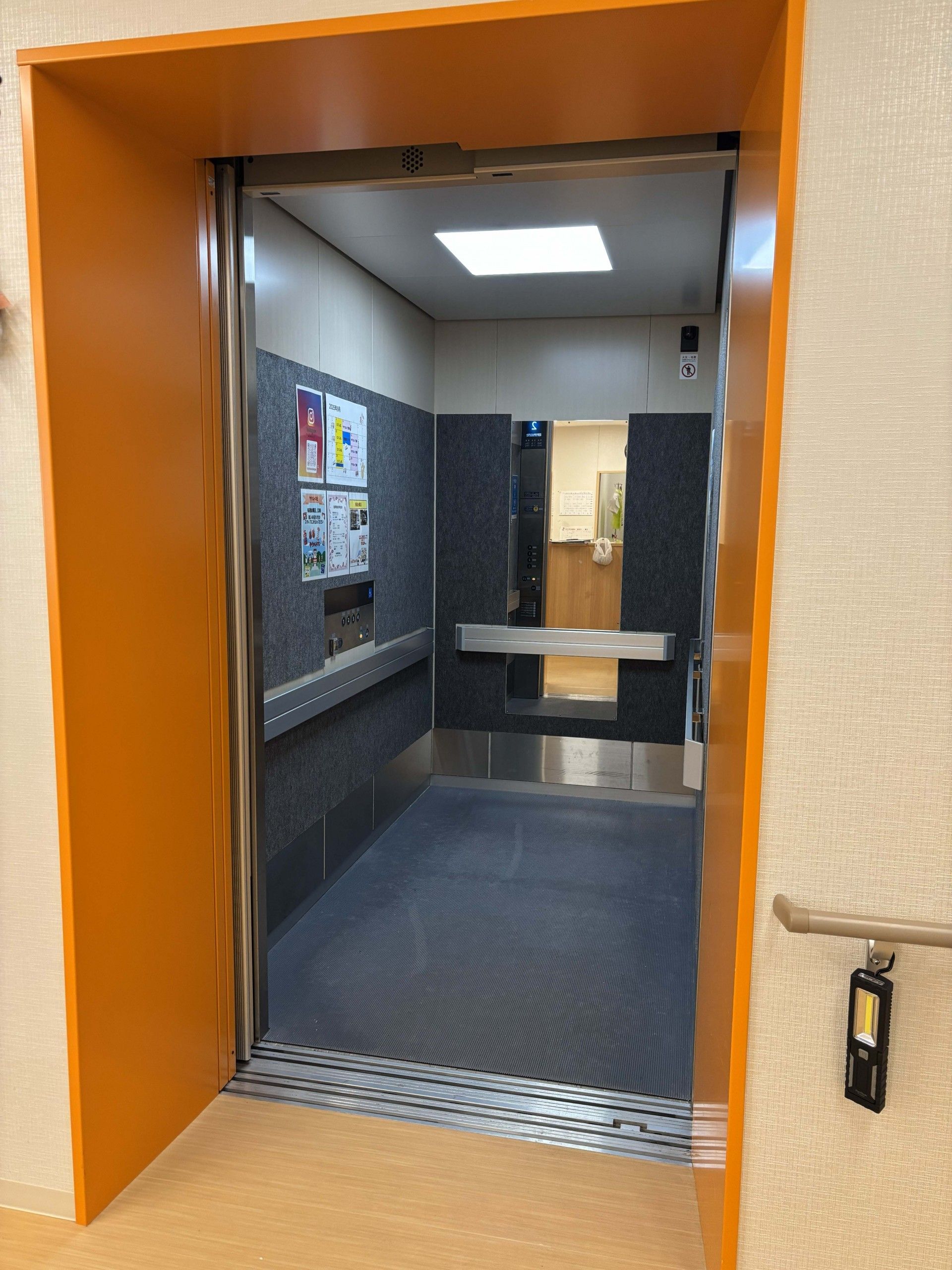 広いエレベーター内部