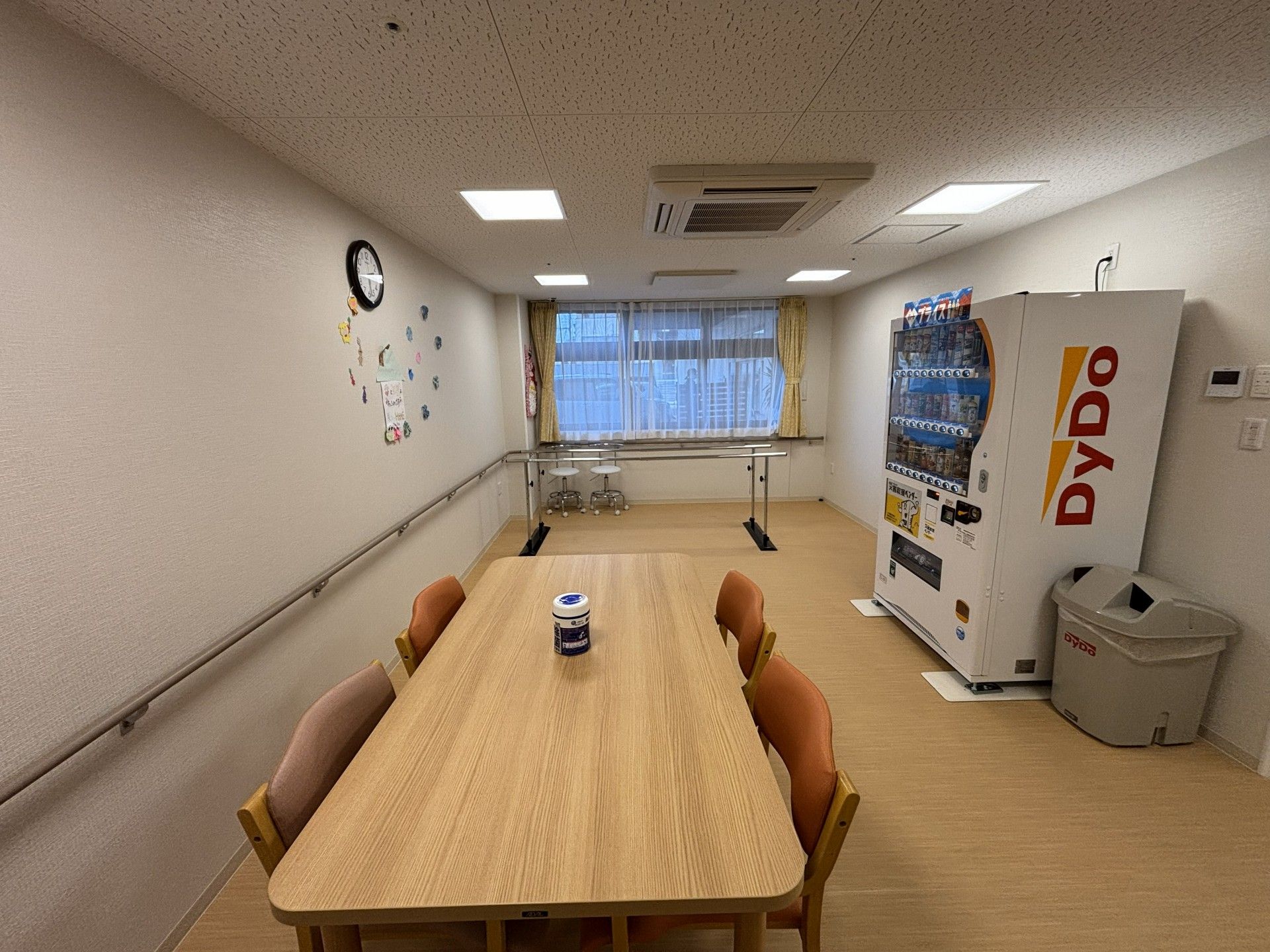 自動販売機のある休憩スペース