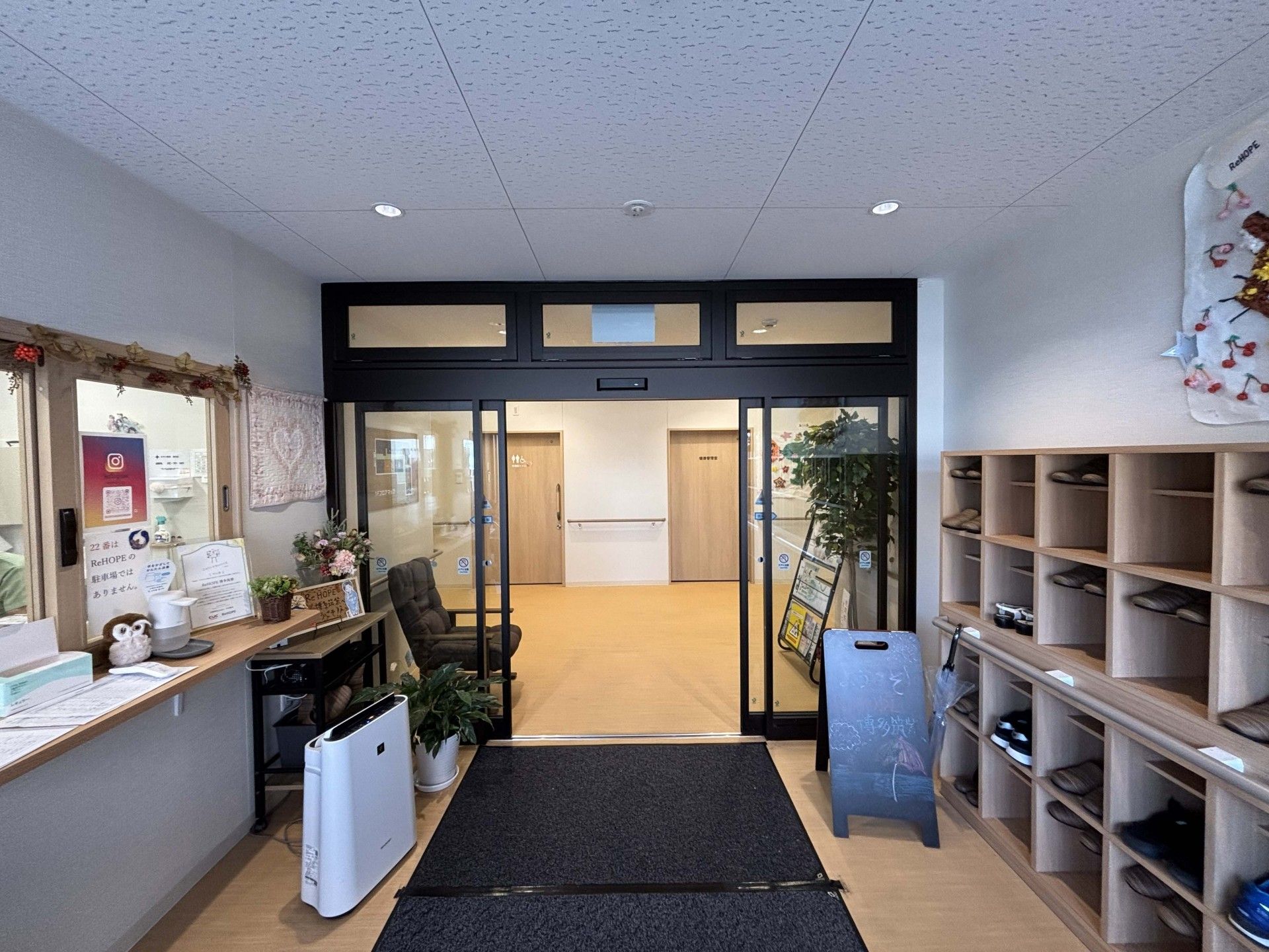 明るい玄関の様子