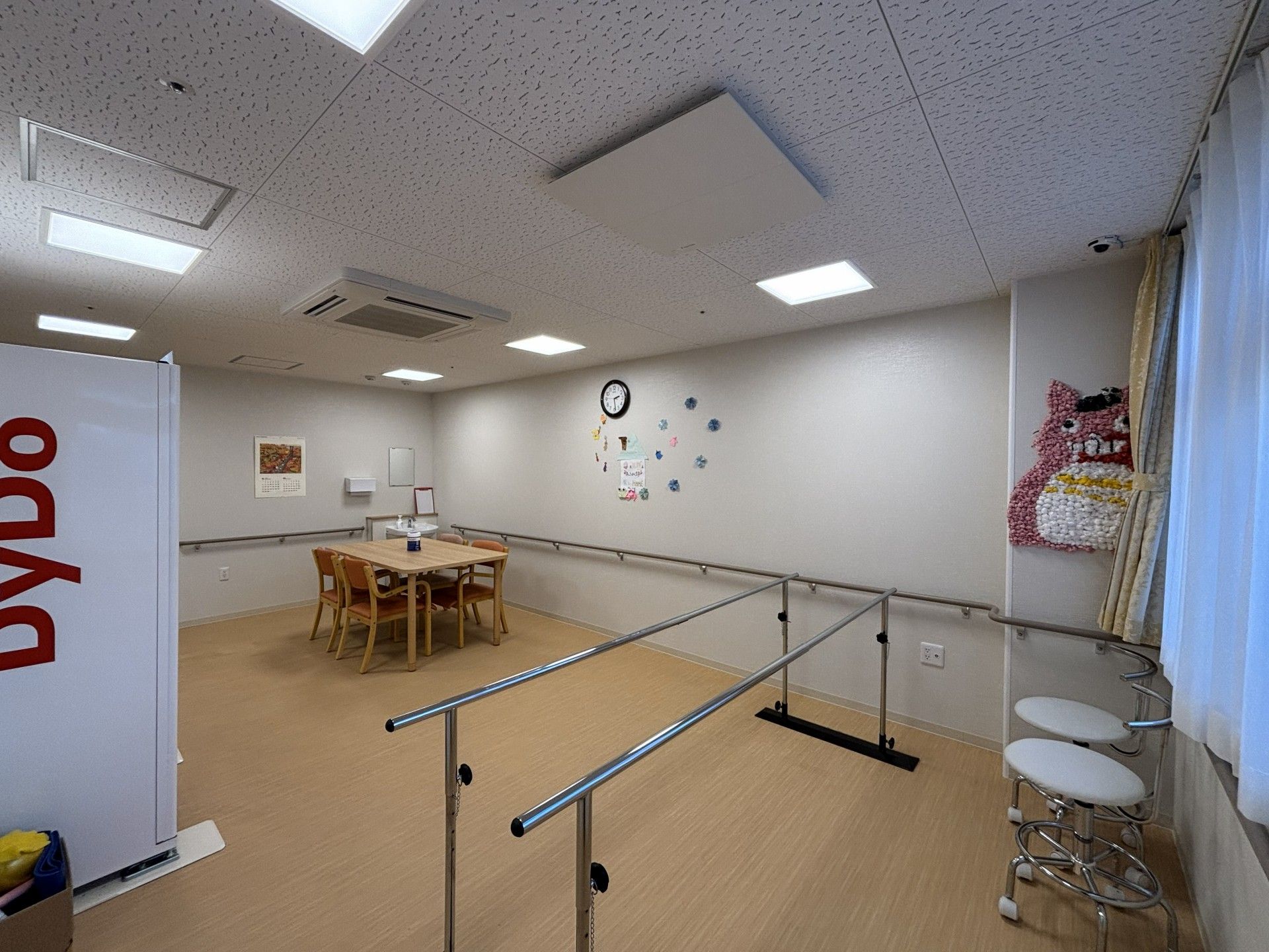 手すり付きの広い室内