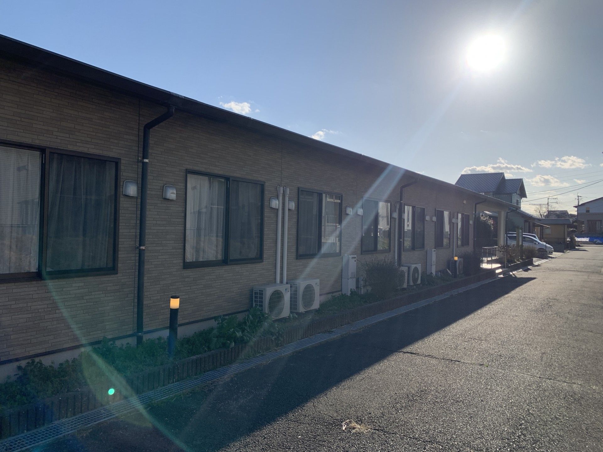 日差しが差し込む建物外観