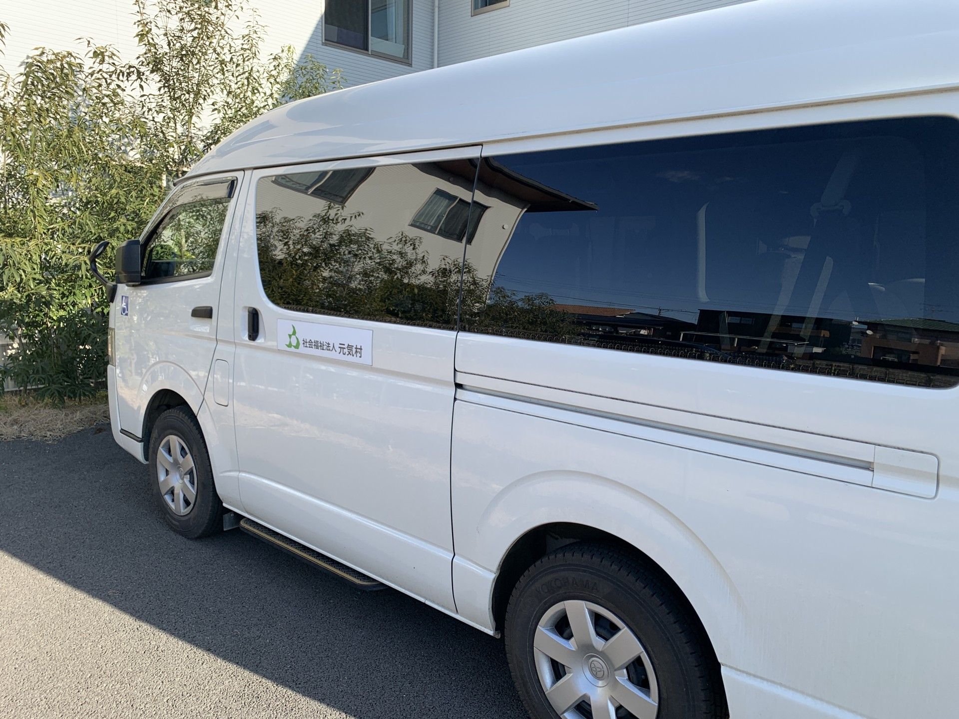 送迎用の白い車両