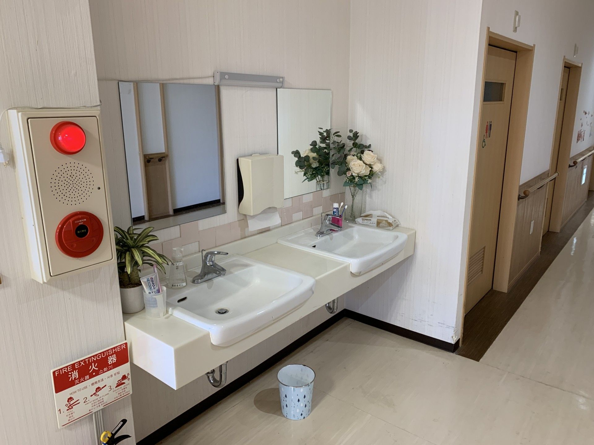 洗面台と廊下