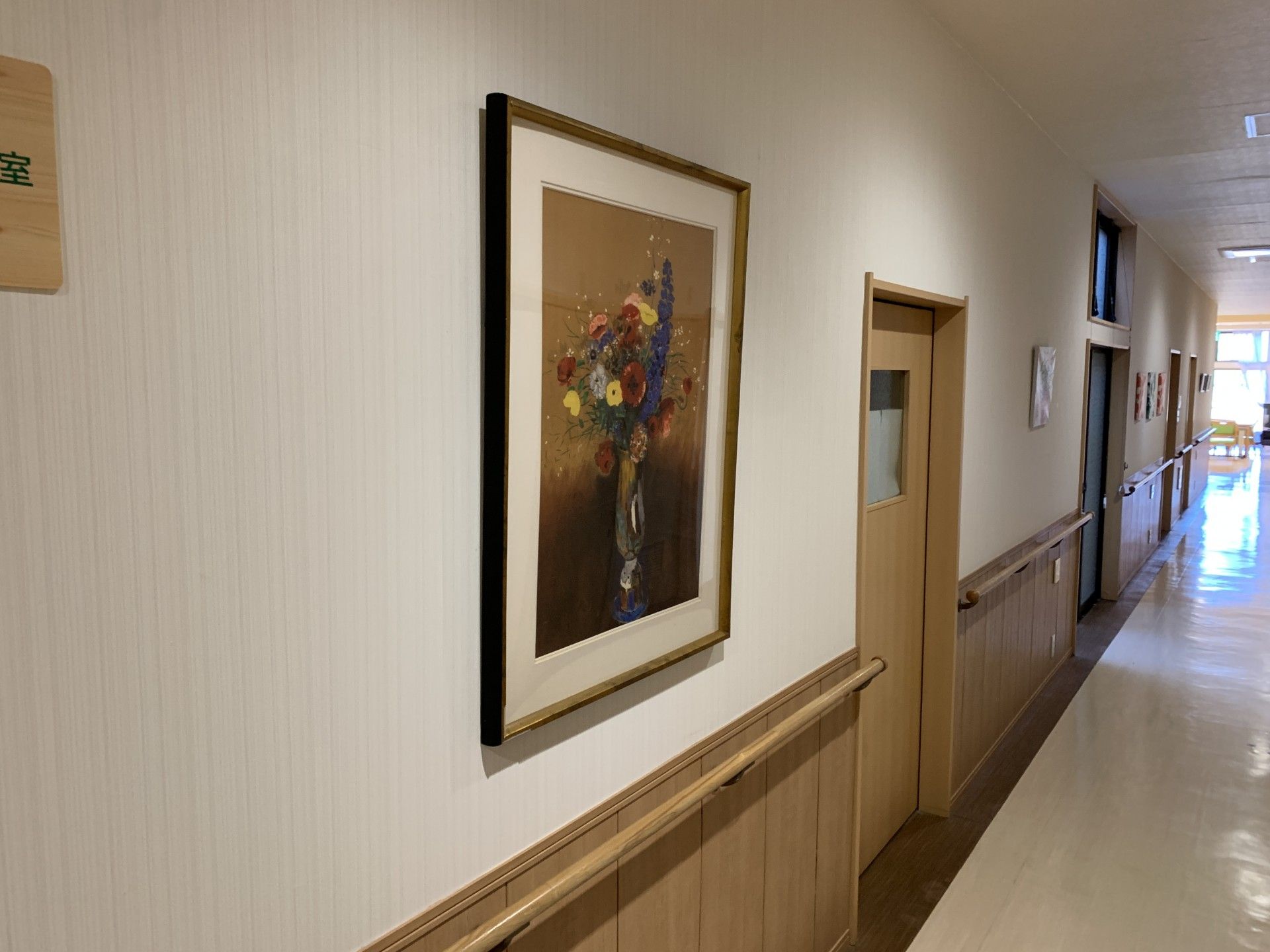 絵画が飾られた廊下