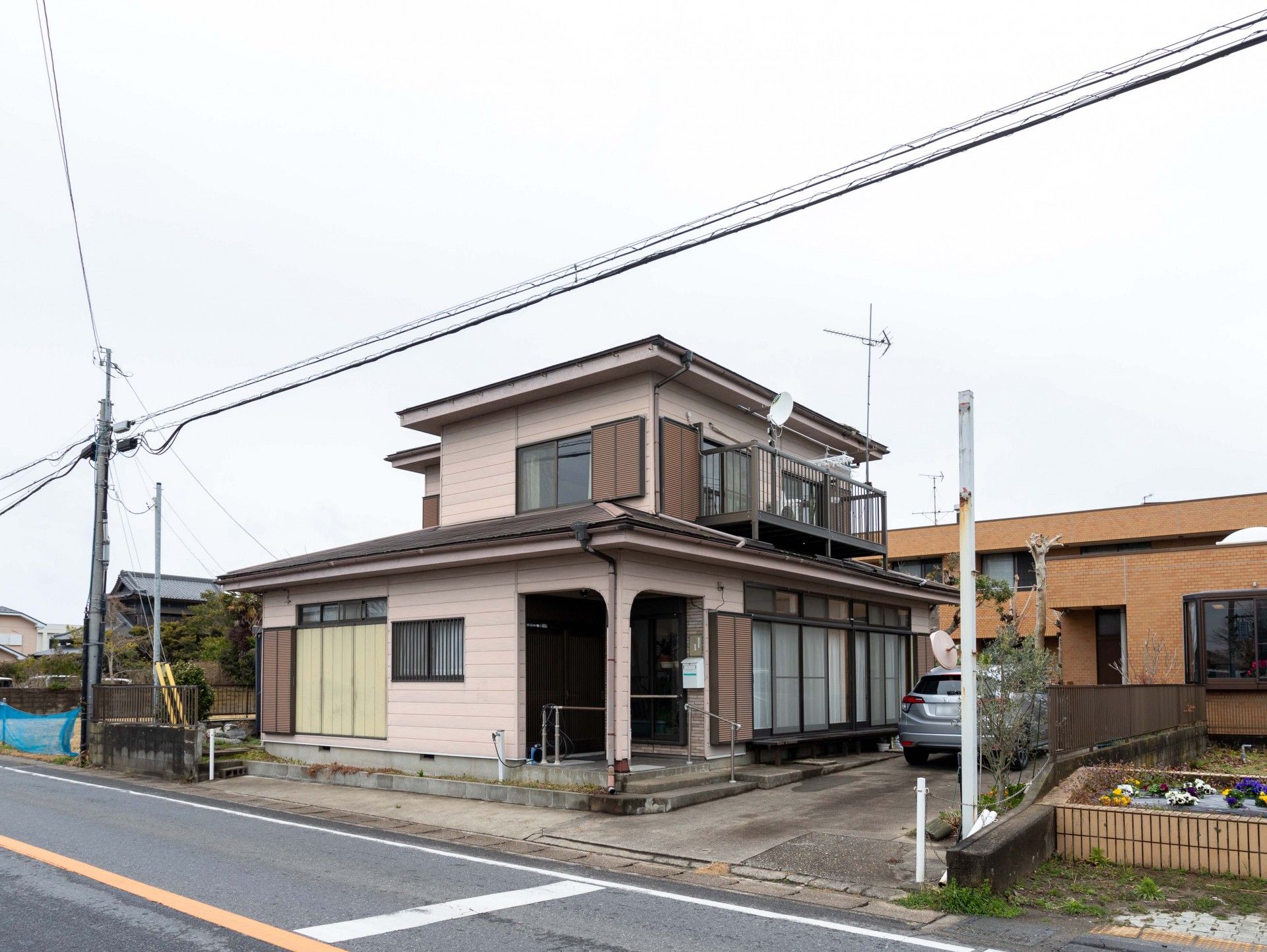 庭で交流する男女