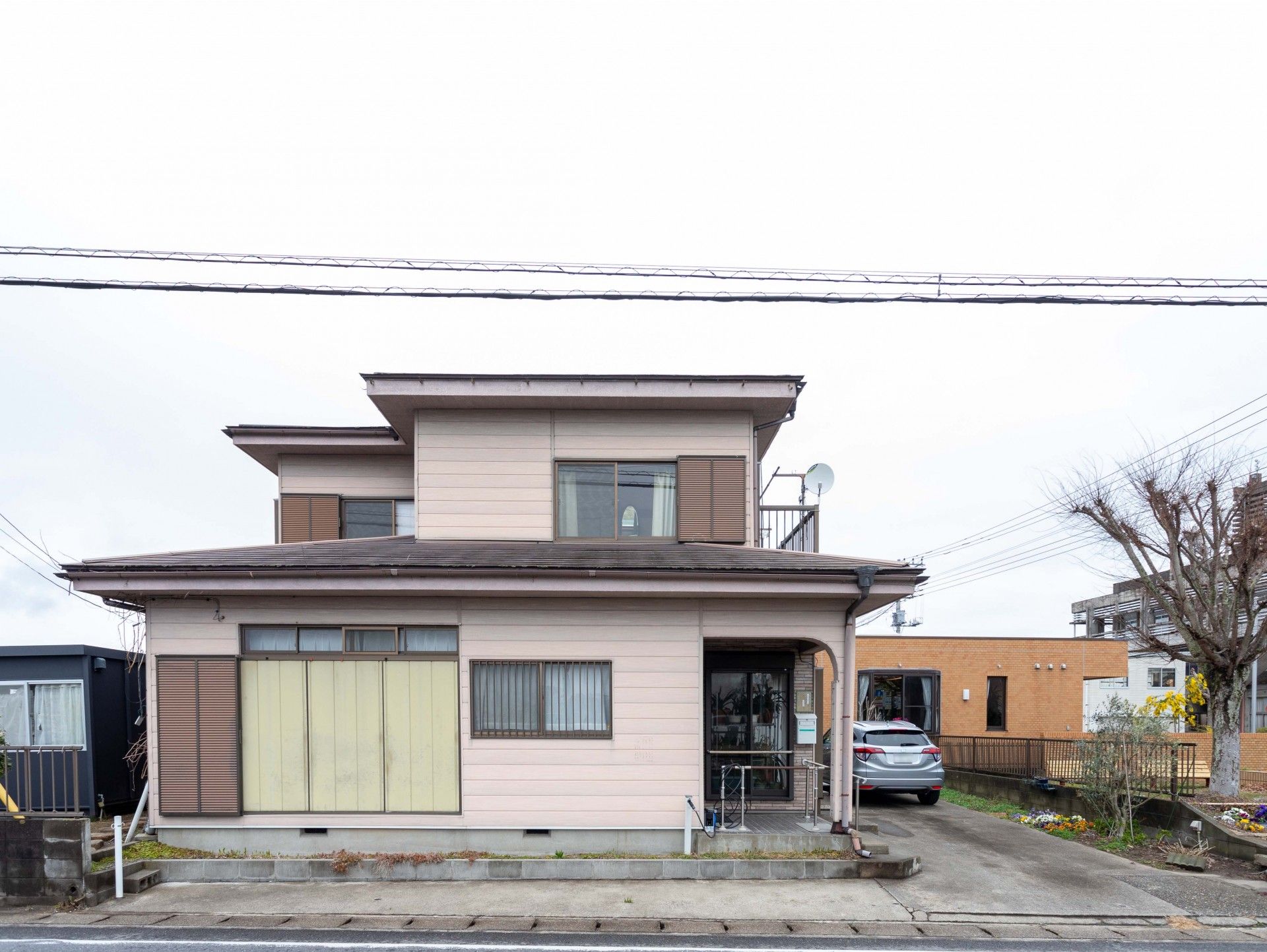 落ち着いた色合いの建物外観