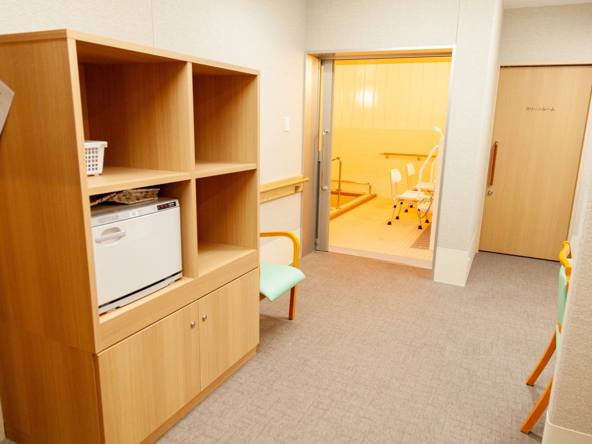 明るい居室と浴室の入口