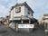 三角屋根で白い外壁の2階建て住宅