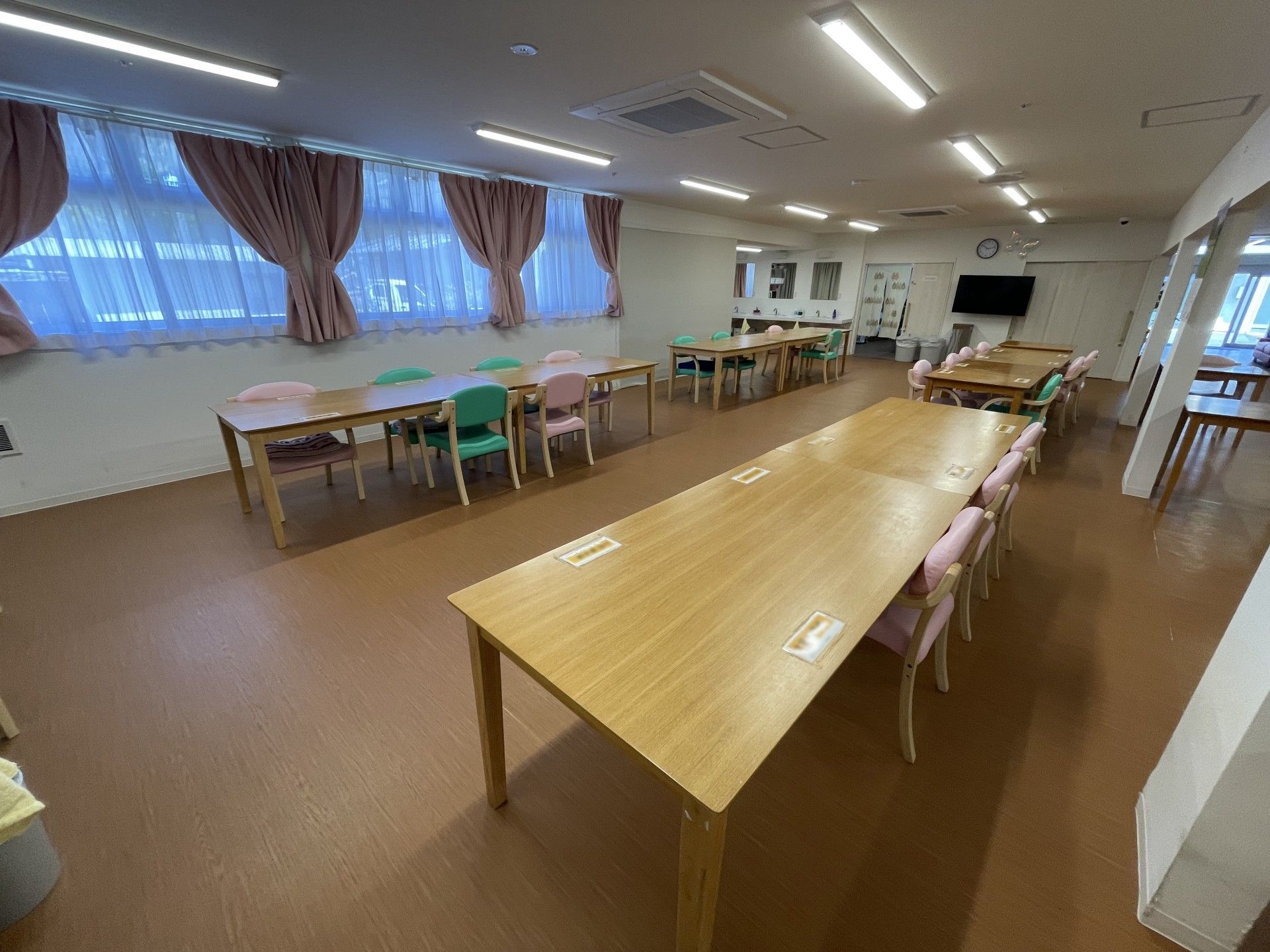 広いテーブルのある部屋
