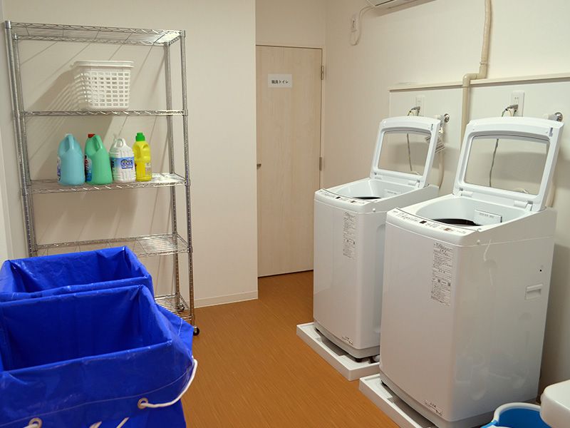 洗濯機と収納棚の部屋