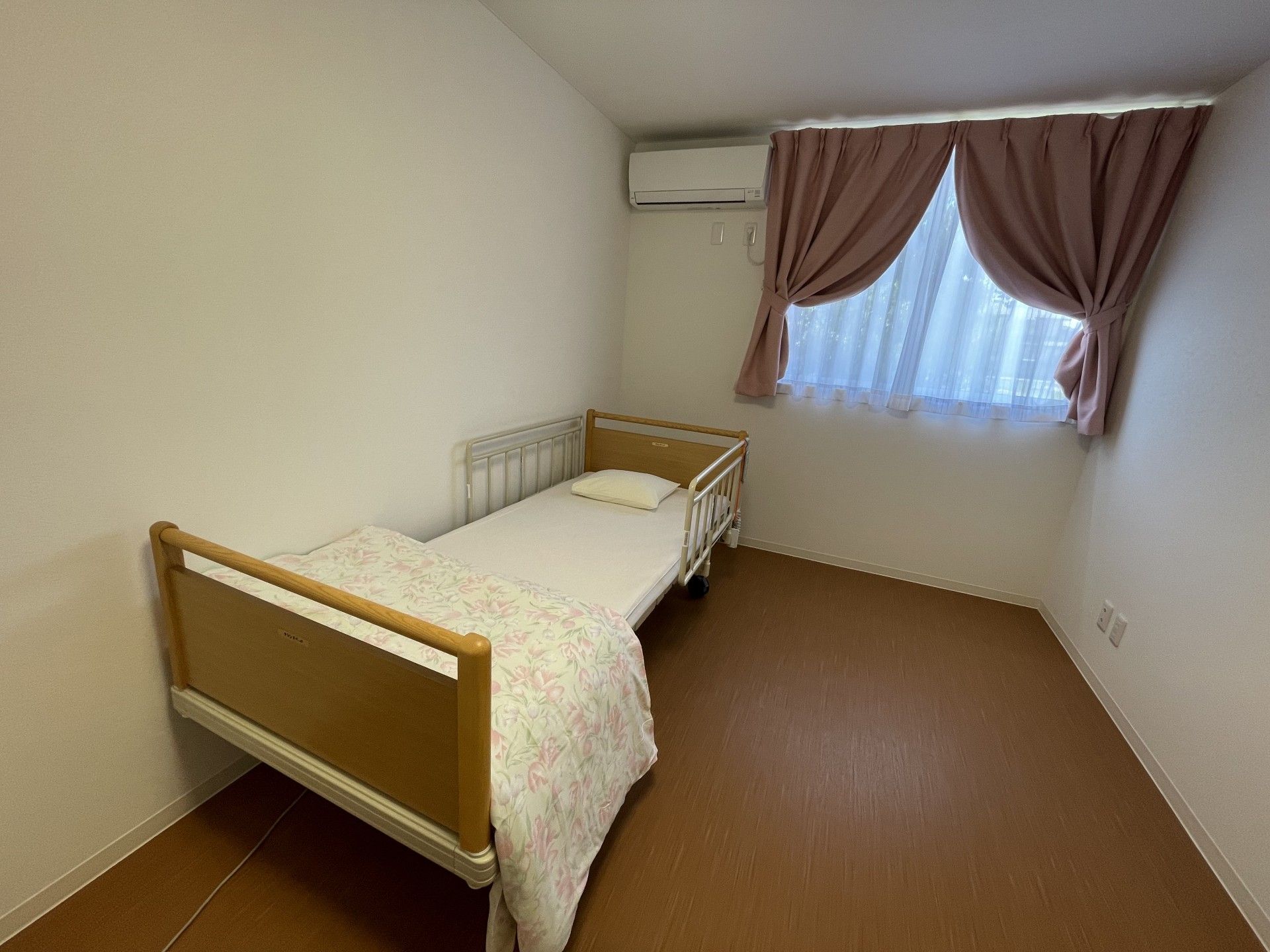 シンプルな個室の寝室