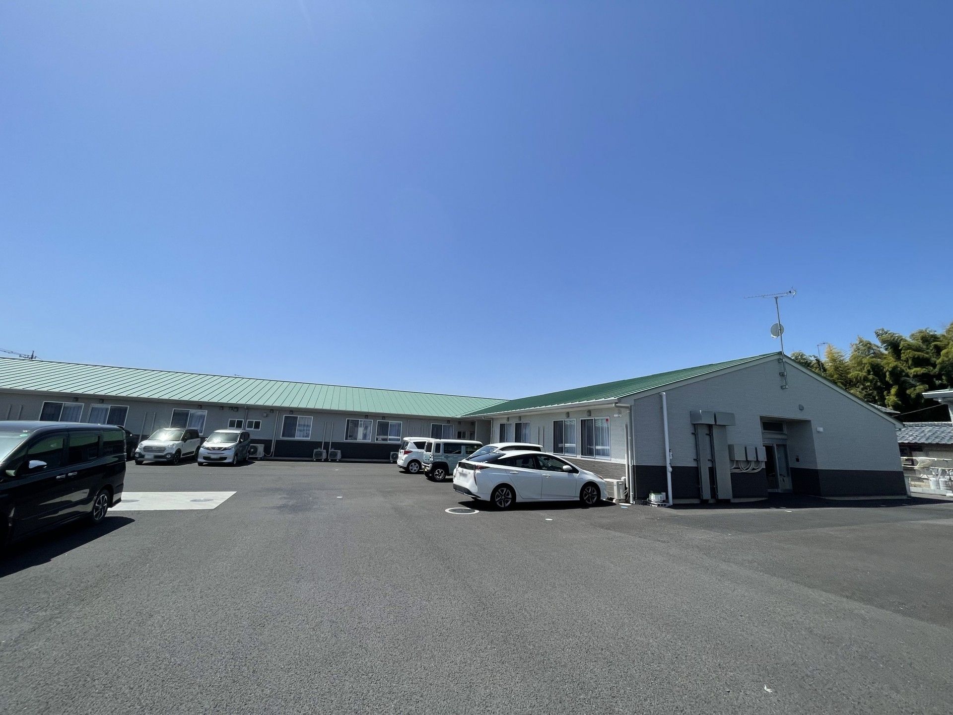 広い駐車場の建物外観
