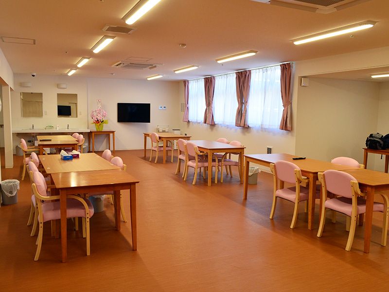 車いすに乗っている男性と寄り添う介護スタッフ