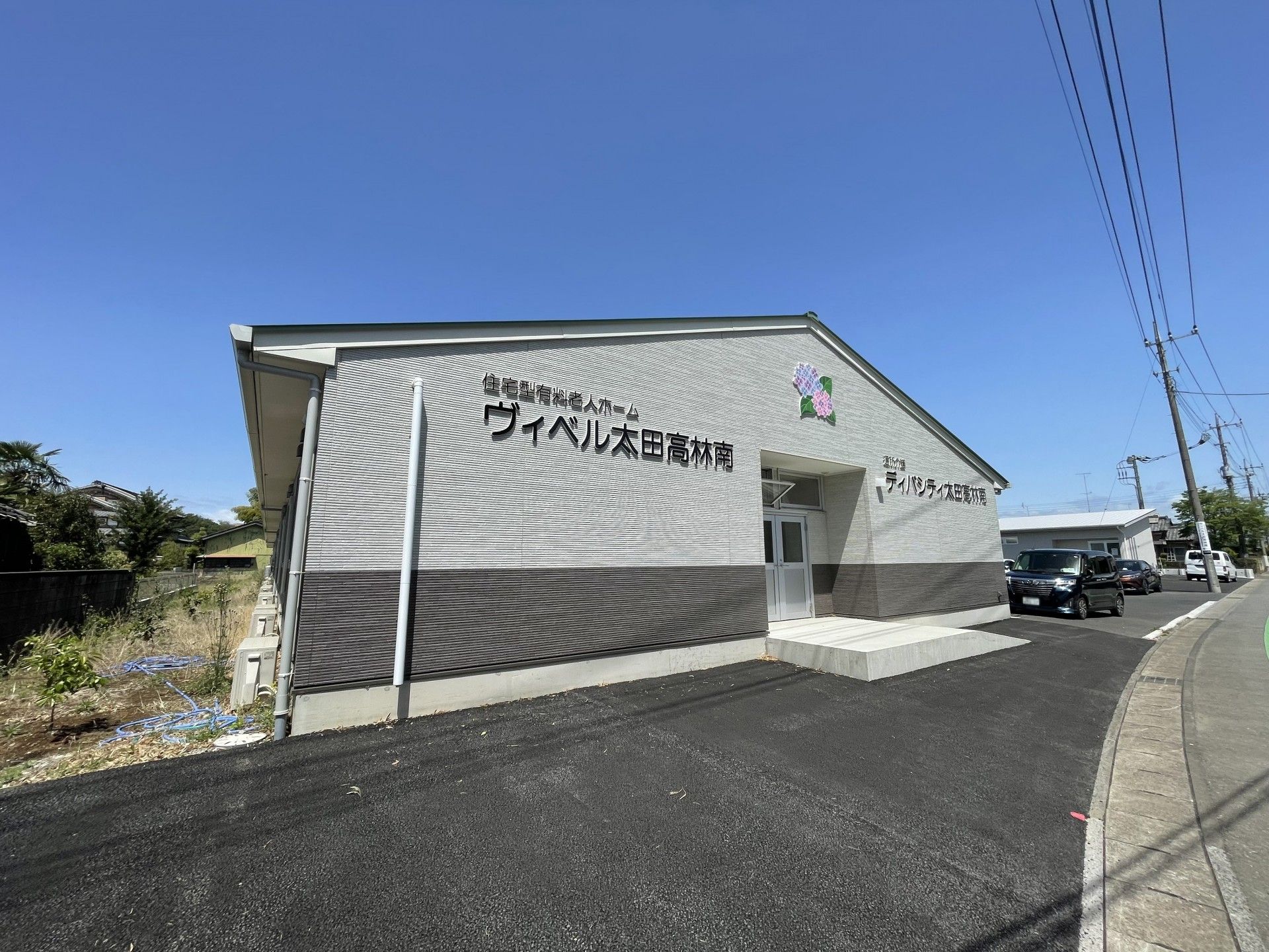青空の下の建物外観
