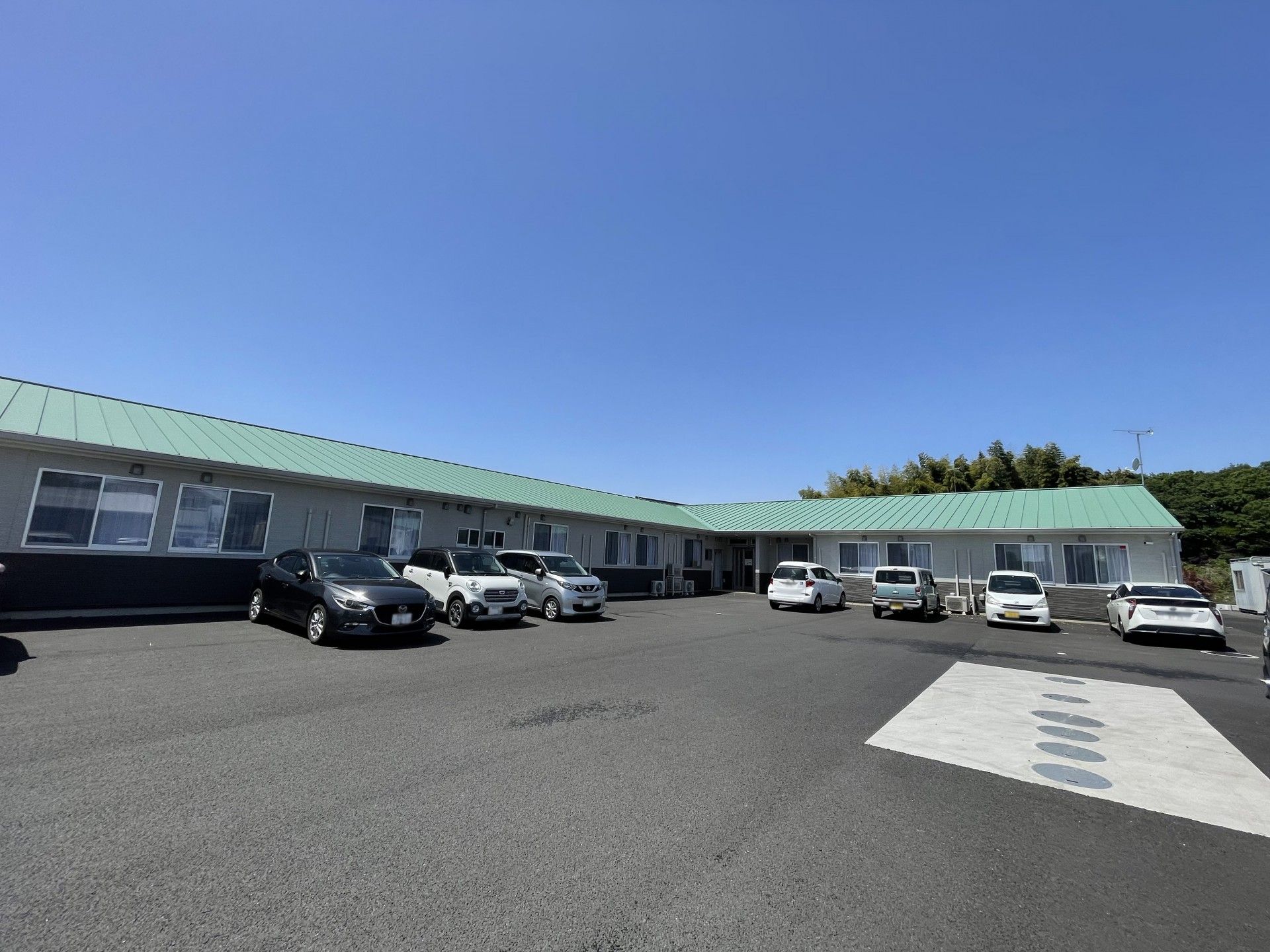 広い駐車場の建物外観