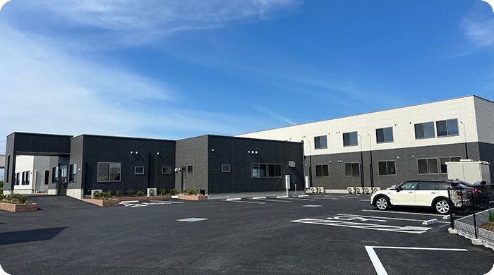 広い駐車場の建物外観