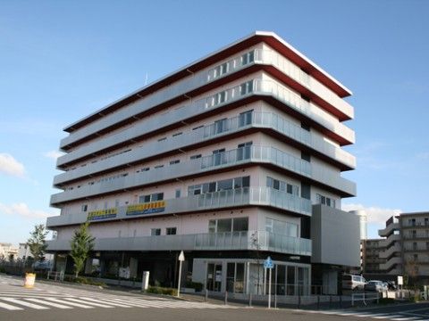 すこや家・北新横浜の外観。駐車場を完備した大きな造りの施設外観。ご来訪時はお車でのお越しが出来ます。