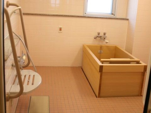 すこや家・北新横浜の浴室。プライバシーをしっかりと守りながらご入浴をしていただけます。