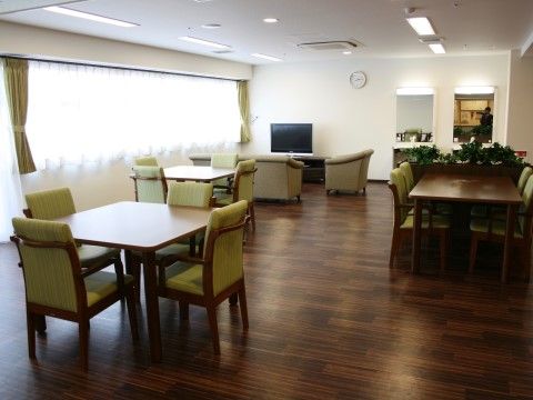 すこや家・北新横浜の5Fダイニング・リビング。沢山の入居者様で大いに賑わう、楽しいお食事風景となっております。