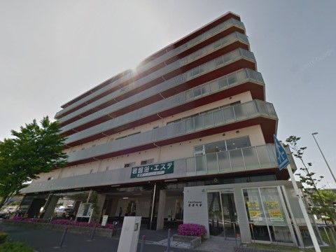 すこや家・北新横浜の外観。緑とピンクの外壁が明るい印象を与える施設外観。