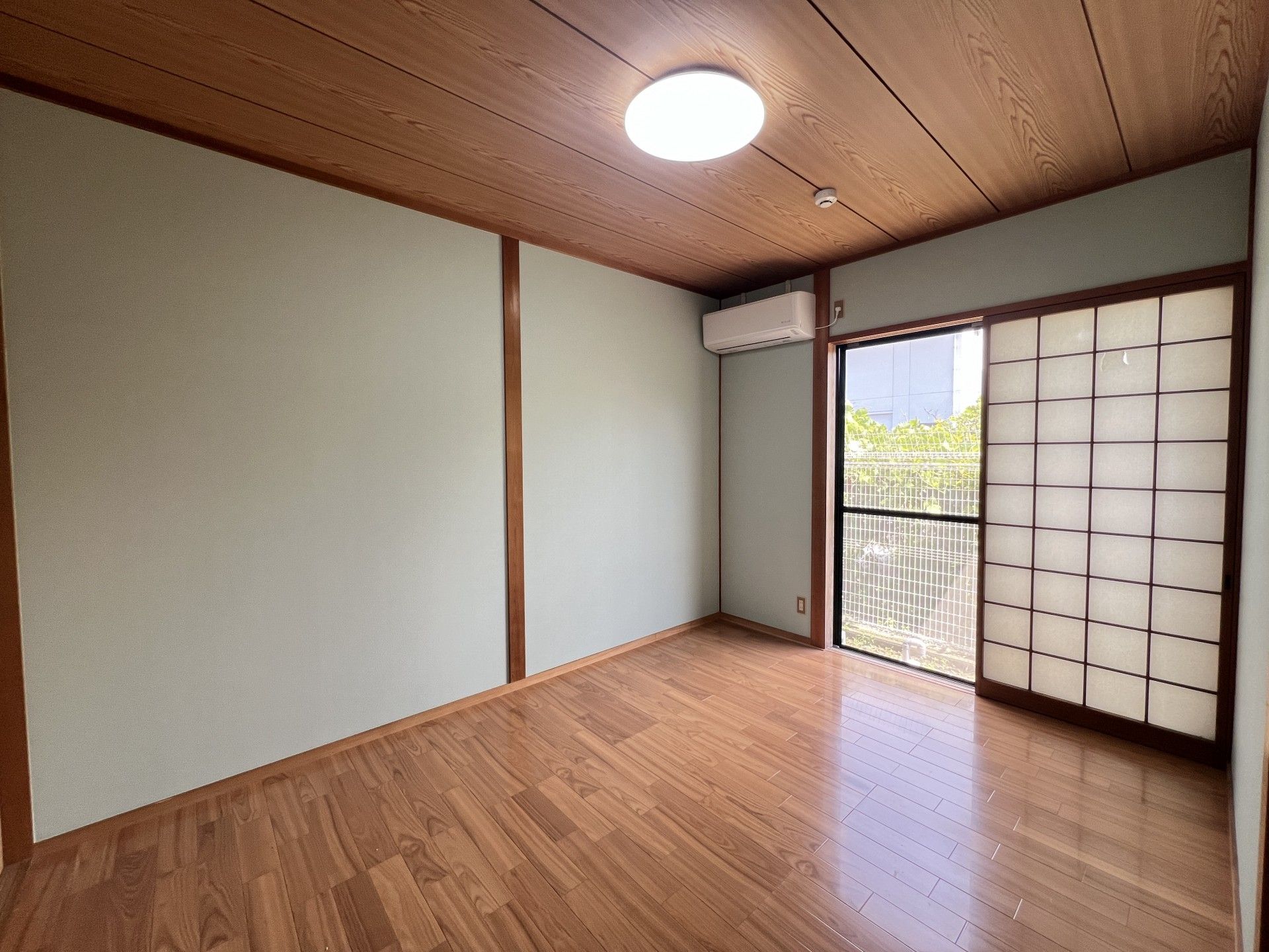 和室の明るい居室