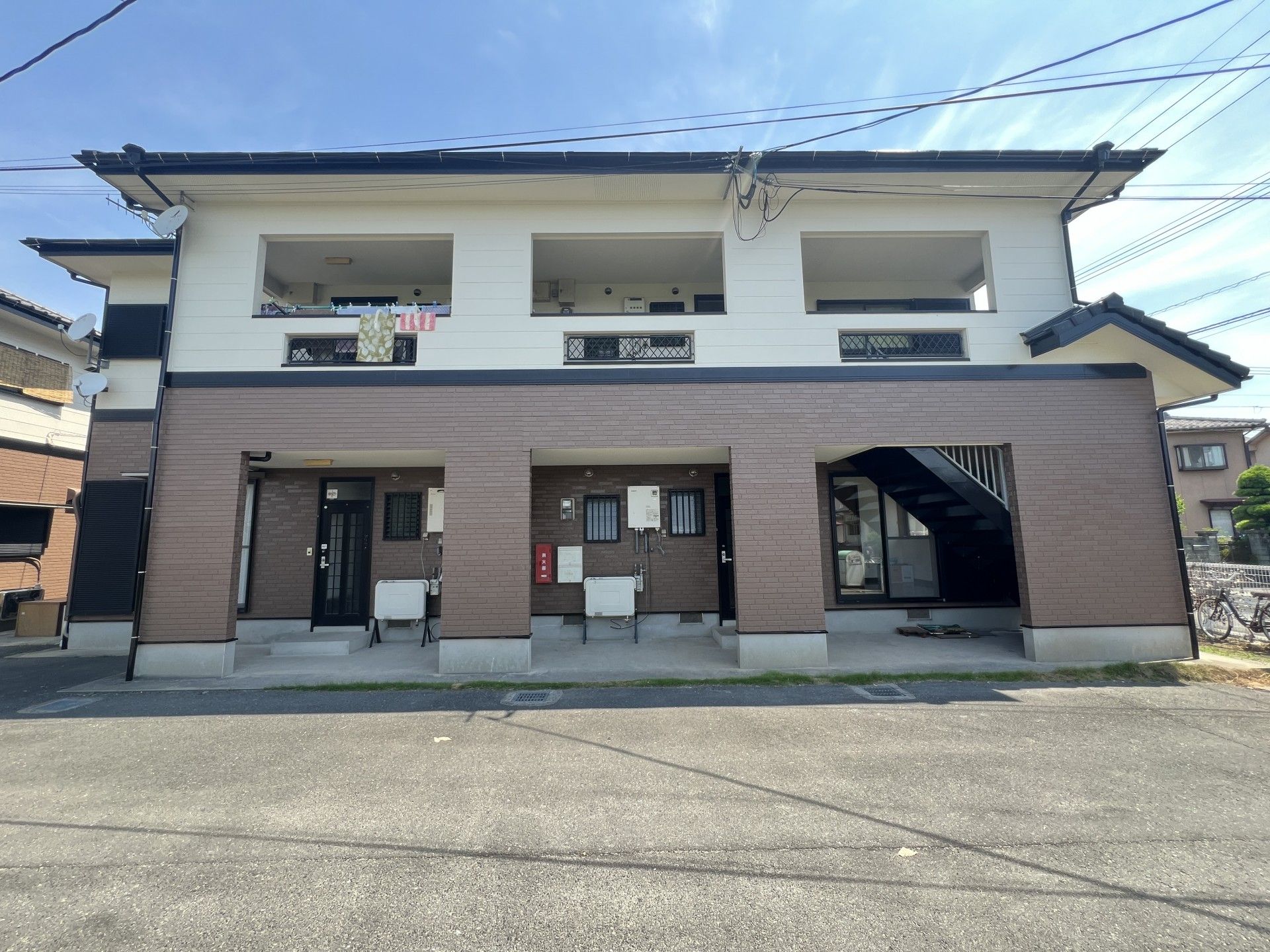 明るい外観の建物正面