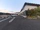 ゆったり駐車場のある施設外観