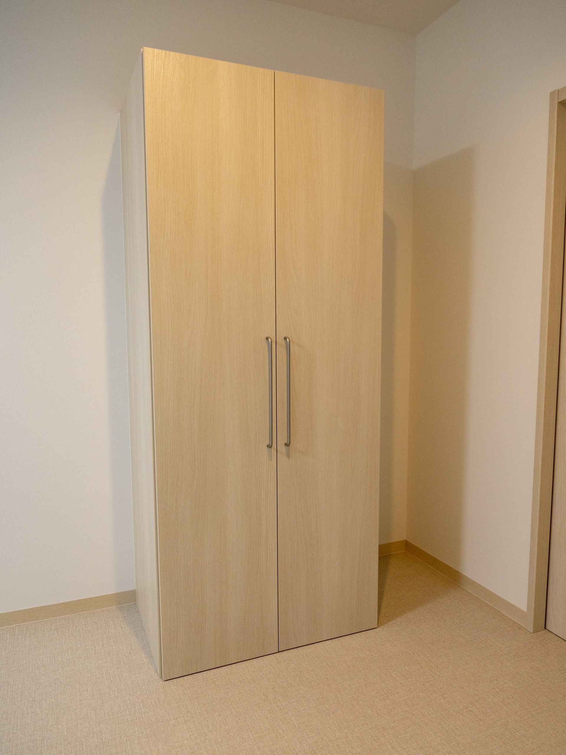 シンプルな木製クローゼット