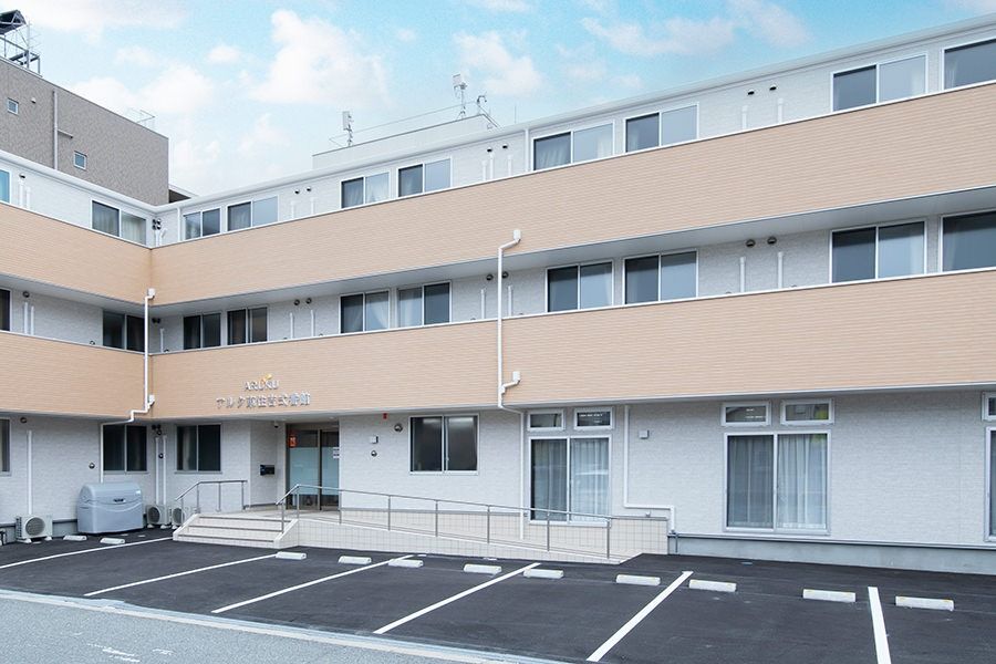 駐車場のある建物外観