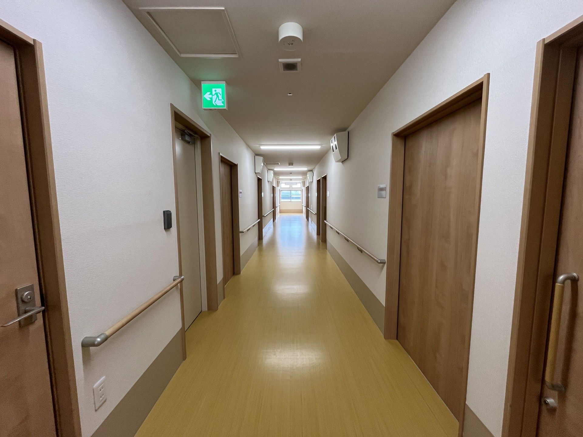 安全な手すり付きの廊下