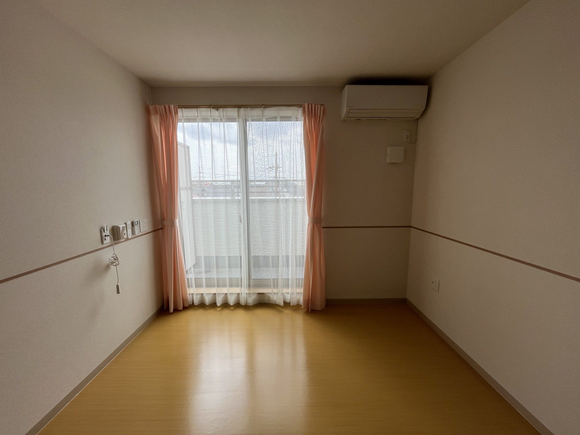 窓際の明るい部屋