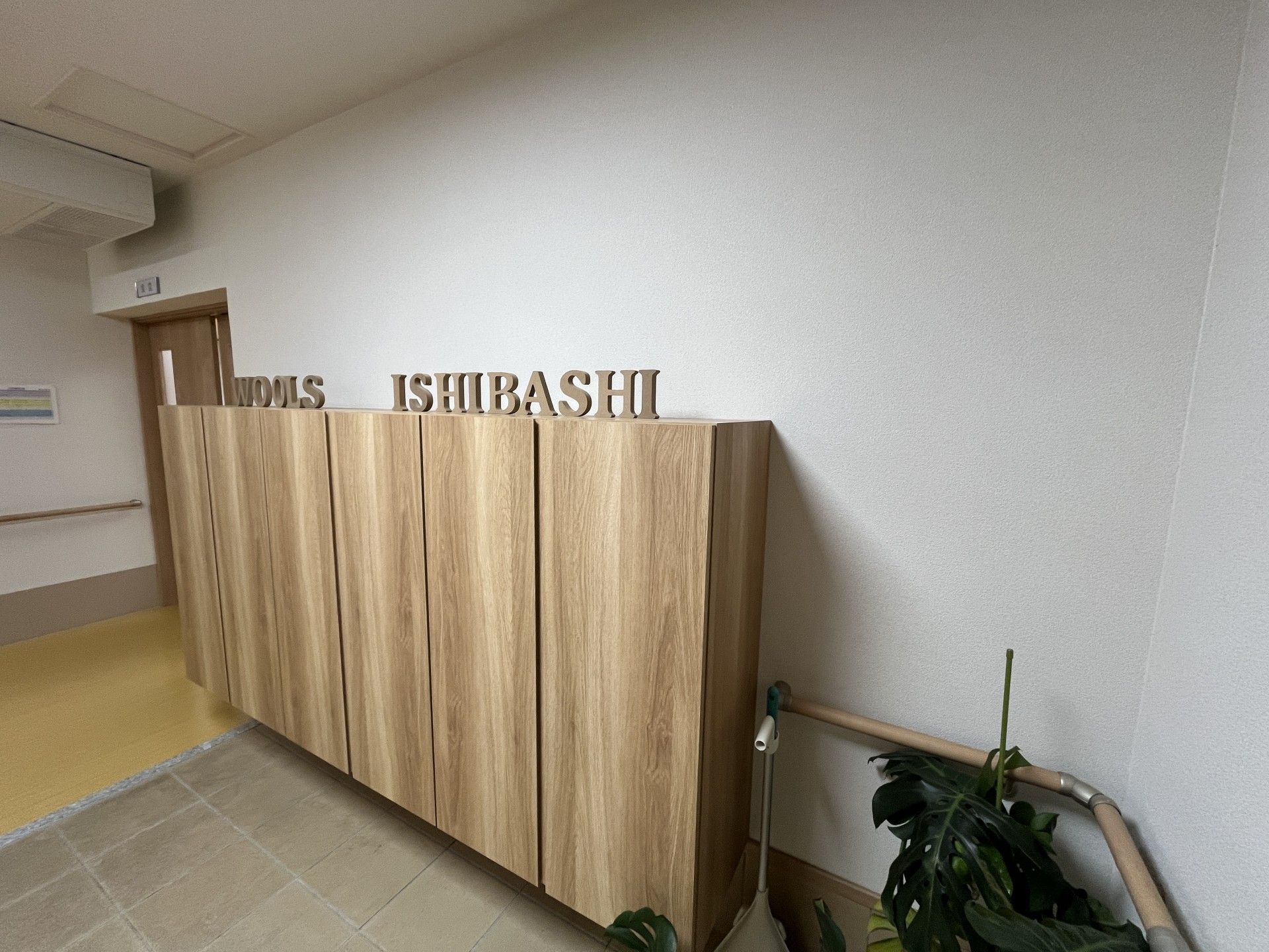 木製の収納棚と廊下