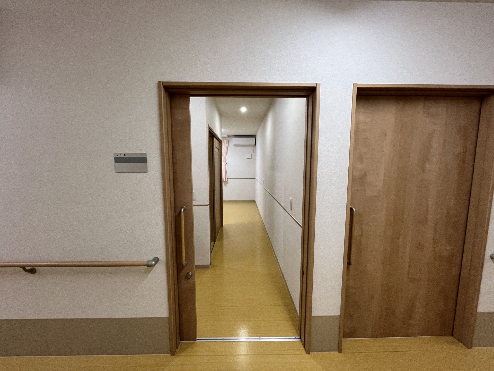 手すり付きの廊下