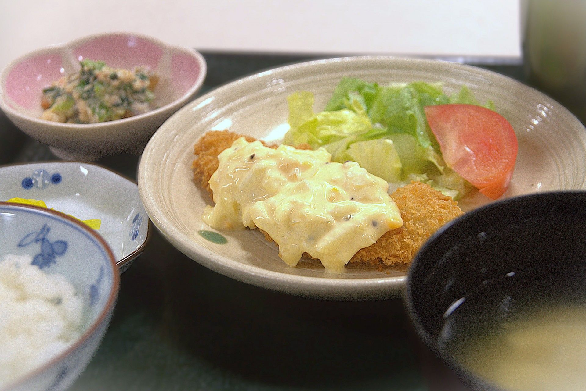 落ち着いた色合いの外観