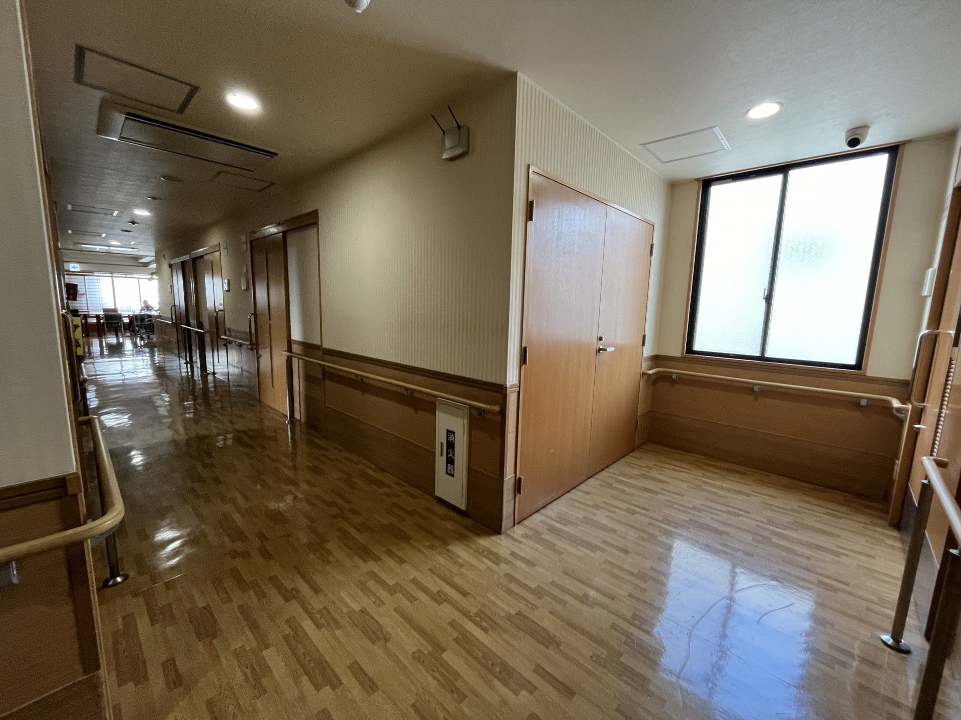 明るい廊下の一角