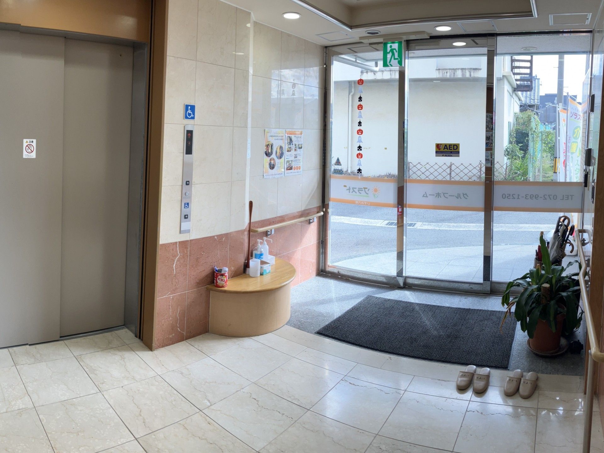 入り口のある建物正面