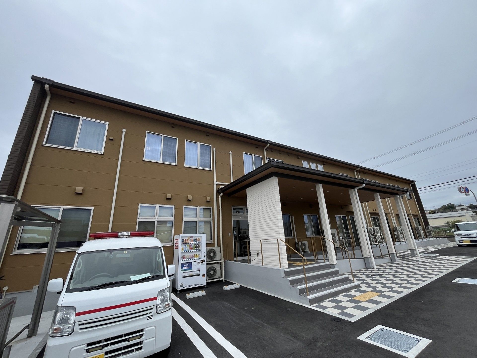 車いすの女性と6名の医療スタッフ