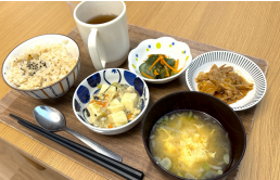 ベージュと薄茶のツートンカラーの外壁の3階建て老人ホーム