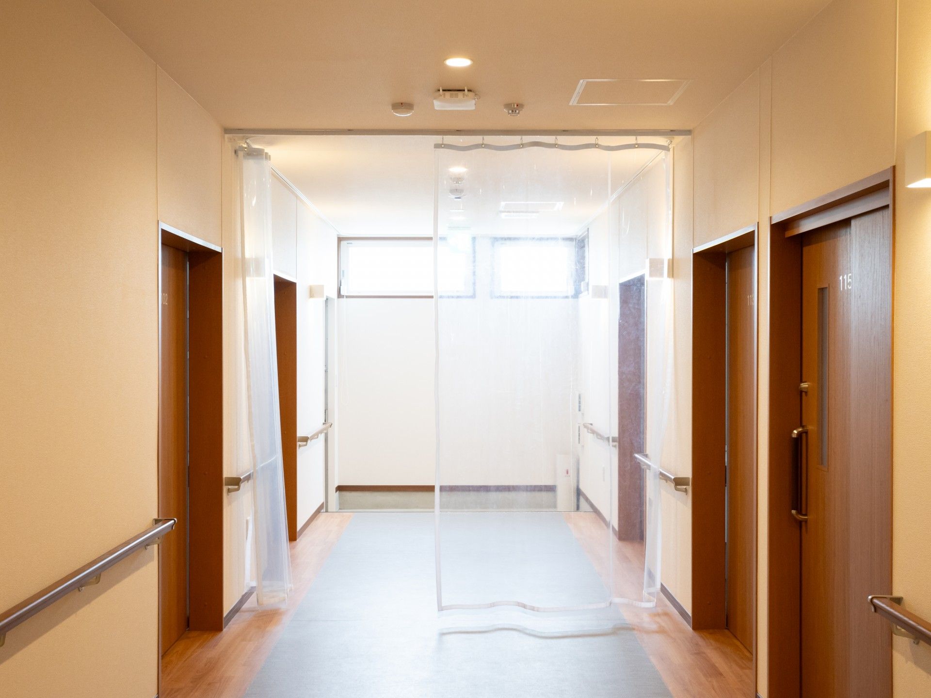 いすに座ってくつろぐ男性